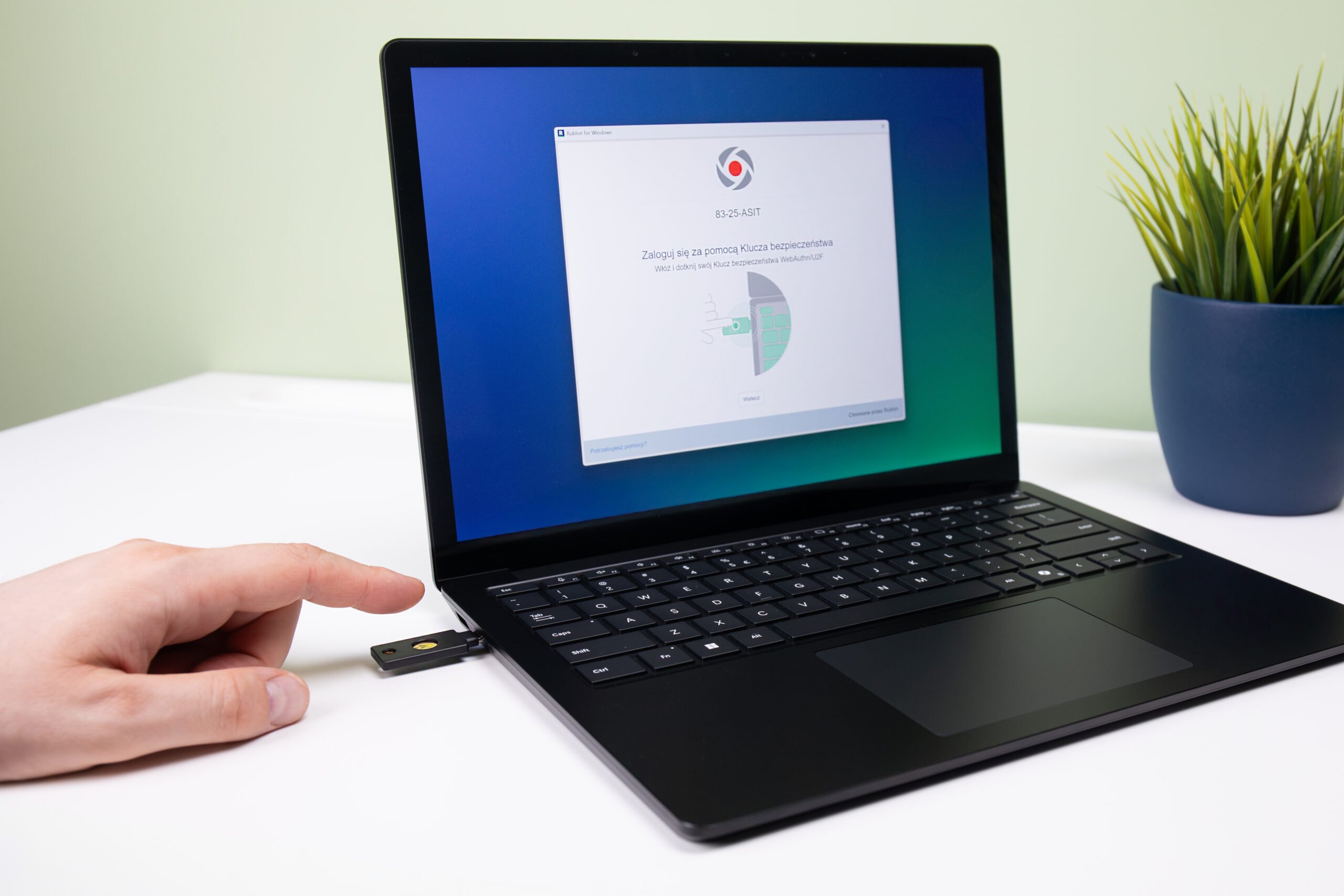 Metoda uwierzytelniania Klucz bezpieczeństwa WebAuthn/U2F w platformie Rublon MFA