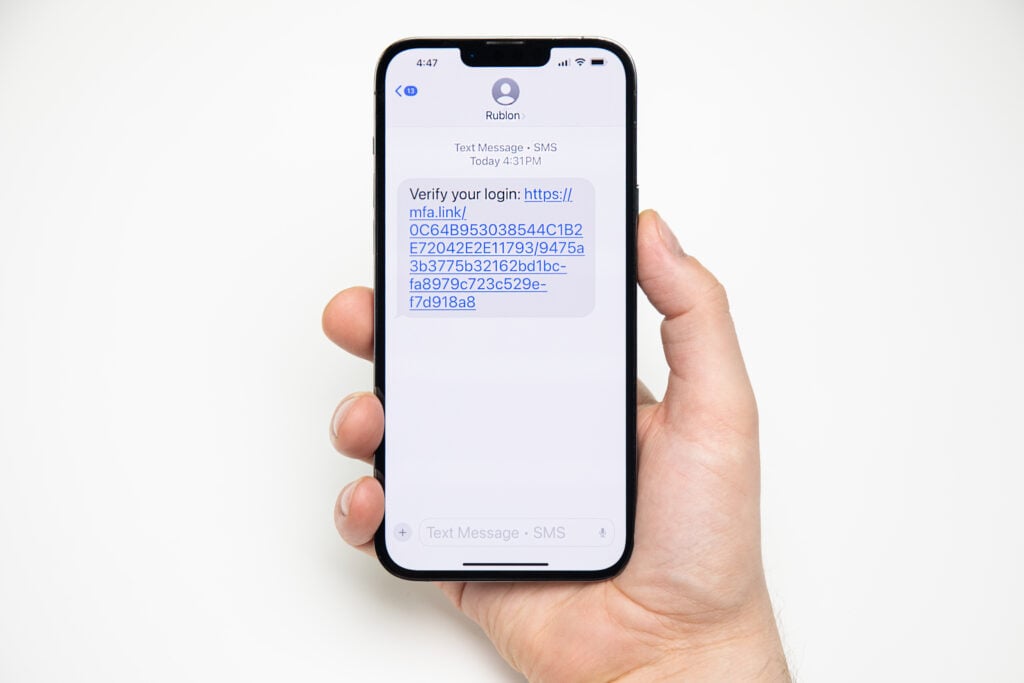 Benutzer, der einen SMS-Link erhält